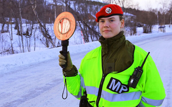 Øvingsaktivitet ved vei under Joint Viking