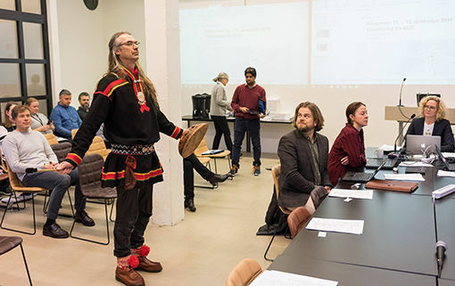 Sjaman Ronald Kvernmo var tidligere i desember på besøk hos kulturrådet i Oslo for å bringe gode energier til deres møte. FOTO: JØRUND F. PEDERSEN