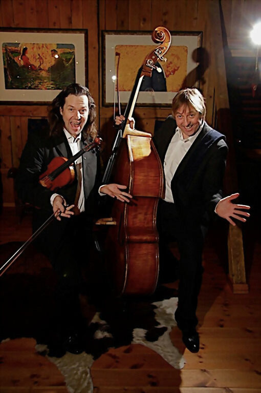 Atle Sponberg på fiolin (t.v.) og Knut Erik Sundquist på kontrabass vet hvordan de skal mikse klassisk musikk og humor, og har brukt mye tid å vise seg frem de siste årene på forskjellige steder i Troms. PRESSEBILDE