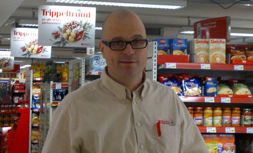 Daglig leder på Spar Mat på Tennevoll, Ole Johnny Røstvold ønsker alle kunder velkommen innom butikken i dag tirsdag. FOTO: GRY MALIN MYRLAND