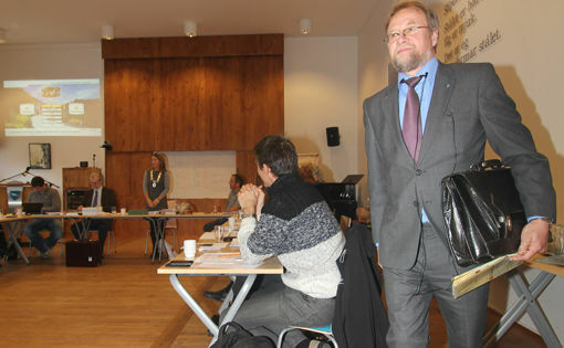 Avtroppende ordfører Rolf Espenes forlater kommunestyresalen etter at Randi Lillegård har overtatt ordførerstolen. FOTO: JON HENRIK LARSEN