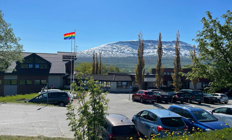 Pride-flagget var i forrige uke heist ved Sjøvegan videregående skole. Dette for å synliggjøre skolens standpunkt i forhold til menneskerett og være den man vil. FOTO: JON HENRIKL LARSEN