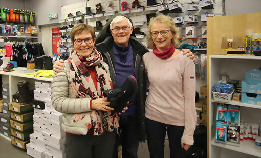 Kirstin Rønning, Jørgen Sundnes og Ellen J Bertheussen er alle enig om at det er viktig med gode klær i vinterkulda. FOTO: SISSEL MATHISEN