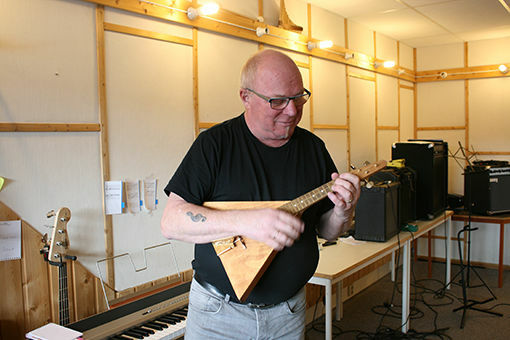 Kulturskolerektor i Salangen, Bjarne Dahlberg trakterer flere instrumenter, i tillegg har han selv laget dette strengeinstrumentet som heter mandolaika. FOTO: KNUT-ARILD JOHANSEN.