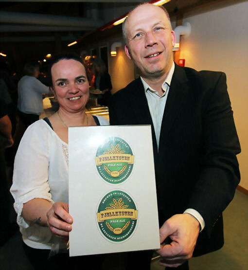 Linda Røkenes (t.v) og Tor Lyngmo (t.h) viser stolt frem labelet til ølet til Fjellkysten. FOTO: JON HENRIK LARSEN