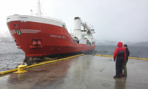 Det var en våt ankomst til Lundkaia på Sjøvegan for lastebåten M/s "Kristian With" og dens mannskap fikk onsdag morgen. FOTO: JON HENRIK LARSEN