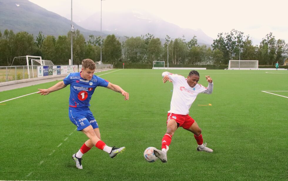 Salangen-spiller Jackson Nunoo i duell om ballen med Tromsdalen-spiller Iver Koht Selnes.
 Foto: Jon Henrik Larsen