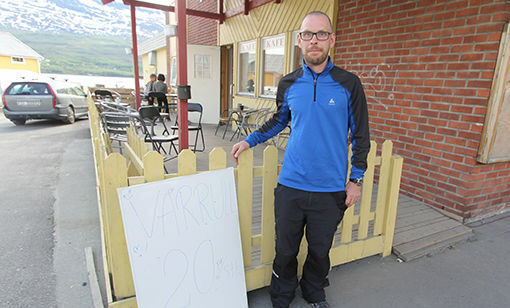 Lasse Mortensen på Toos Kafe er storfornøyd med helga og økt omsettning på kafeen. FOTO: HERLEIF KRISTOFFERSEN