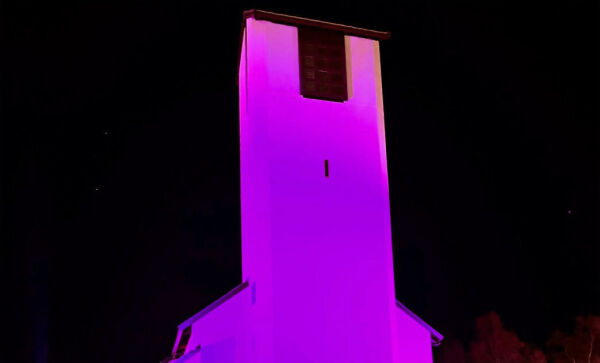 Adventsfarge på kirka