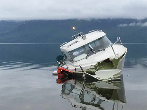 En person er mistenkt for å ha kjørt denne båten i påvirket tilstand lørdag kveld. Turen endte på grunn ved Storvika i Ibestad kommune.