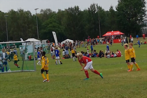 Både gutter og jenter i alderen 10 til 12 år fra Lavangen IF har siden fredag vært med å deltatt på Norway Cup på Ekebergsletta.