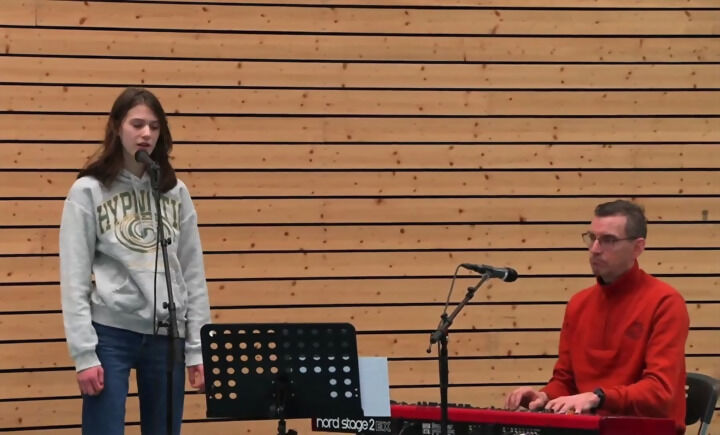 Sunniva Børve fremførte sang for Marco Elsafadi og de andre tilhørerne. Fredag sang hun foran sine medelever. På keyboard ilag med seg hadde hun sin far Hans Erik Børve. FOTO: VERONICA NORDSETH- DALENG