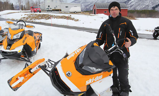 Jan Arne Bakkehaug viser hvor lett og velbalansert denne snøscooteren er. FOTO: PER ASBJØRN GUNDERSEN