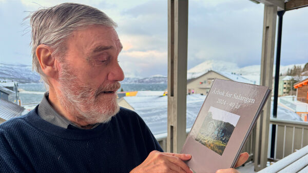 Fornøyd redaktør presenterer ny årbok