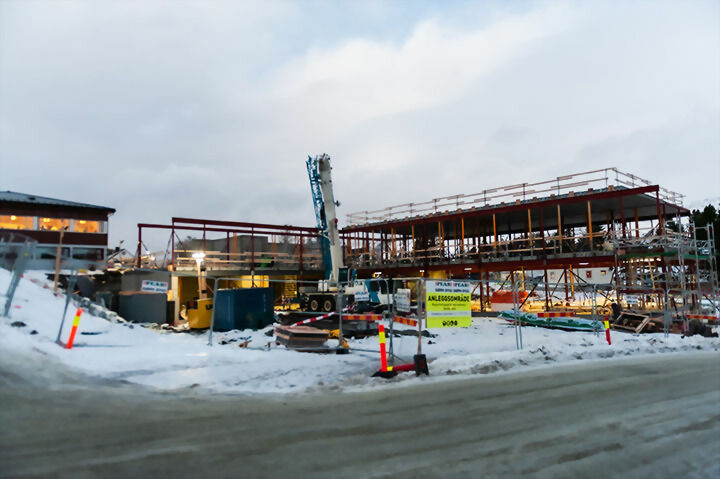 Byggingen av det nye sykehjemmet på Ibestad som begynte i juni 2019 er i rute, og selv om det ble noe forsinkelse i grunnarbeidet er siste signaler fra entreprenøren tyder på at de blir ferdige til august. FOTO: TROND-ARVID ISAKSEN