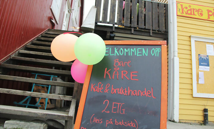 I toppetasjen på Lundbrygga er nå «Bare Kåre» åpen for besøk. Det er et nytt konsept der Dina Bay kombinerer brukthandelsbutikk og kafévirksomhet. FOTO: ALEKSANDER WALØR