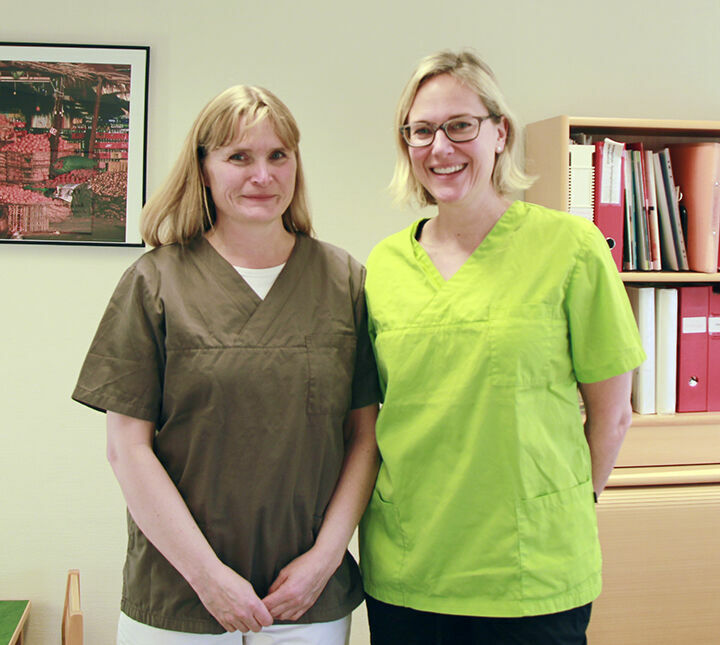 Helsepersonell Marit Sagerup og Kari Børve har gjort en god jobb med vaksineringen. FOTO: MARTINE TURKALJ