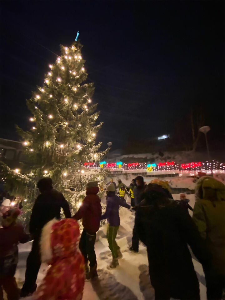 Mange glade salangsværinger, og besøkende til Sjøvegan fikk med seg julegran-tenningen på torget i sentrum lørdag, til tross for snøstormen . FOTO: JON HENRIK LARSEN