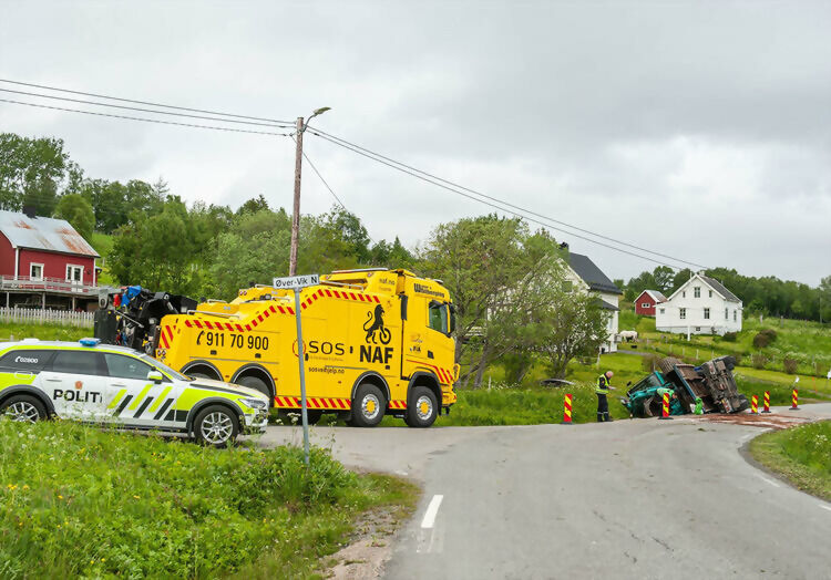 En mann i 30- årene er lettere skadet etter at han kjørte av veien med lastebil med en gravemaskin på i Bygdaveien på Rolløya i Ibestad onsdag. FOTO: PRIVAT/iHarstad.no