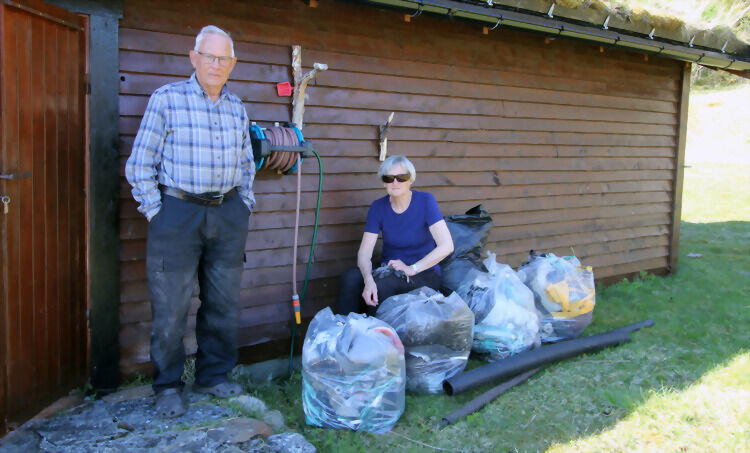 Steinar og kona Gunvor viser frem avfallet de har funnet i fjæra fra Grøtland til Mjøsundet. FOTO: HERLEIF KRISTOFFERSEN
