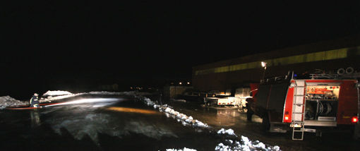 På bildet: Salangen brannvesen var med og hjelpe til da Sjøvegans egen isbane ble laget fredag kveld. FOTO: JON HENRIK LARSEN