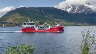 MS «Caspian» går igjennom Mjøsundet