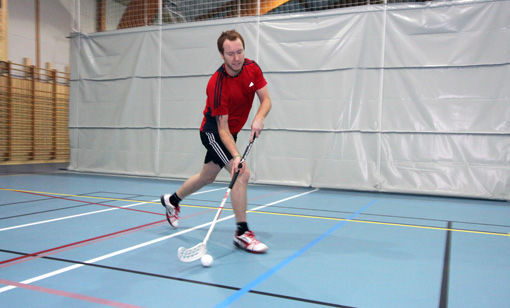 På bildet: Innebandy-entusiast Robert Digre synes at ideen om en innebandyklubb i Salangen er kjempegod, men det blir ikke noe før om et par år. FOTO: JON HENRIK LARSEN