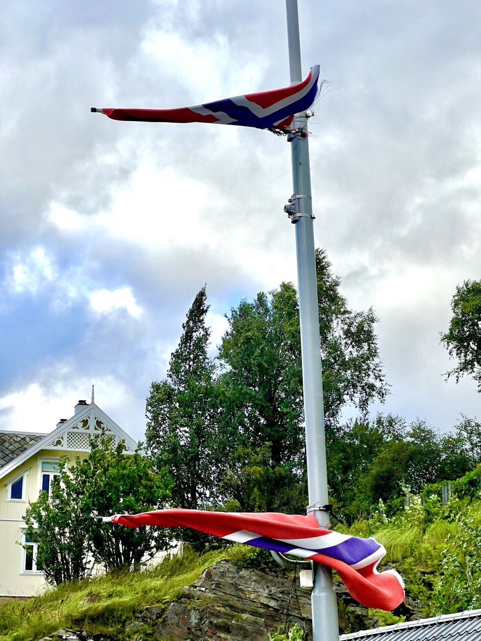 De norske flaggene som har prydet sentrumsbildet i hele sommer på Sjøvegan, er nå flerret opp i to deler. Det skjedde under den kraftige vinden onsdag og torsdag.
 Foto: Jon Henrik Larsen