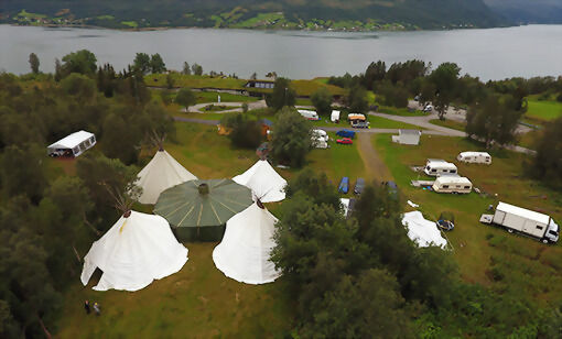 Isogaisa-festivalen tar form på Fjellkysten i Lavangen. FOTO: JON HENRIK LARSEN