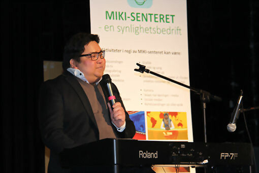 Tromsø- artisten Mats Svendsen fremførte melodien "Safe and Sound" for publikum i Salangen kulturhus. FOTO: KNUT-ARILD JOHANSEN.