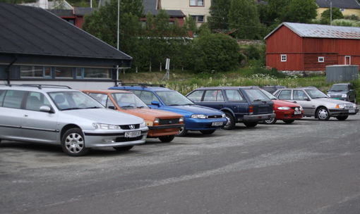Flere av bilene utenfor Statoil er over på eiernes ansvar, ifølge Brynjar Johnsen. FOTO: ESPEN BLESS STENBERG