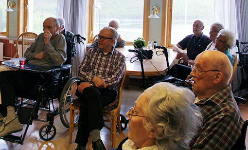 De eldre var fornøyd med å få besøk av Kjølenkoret. FOTO: ALEKSANDER WALØR