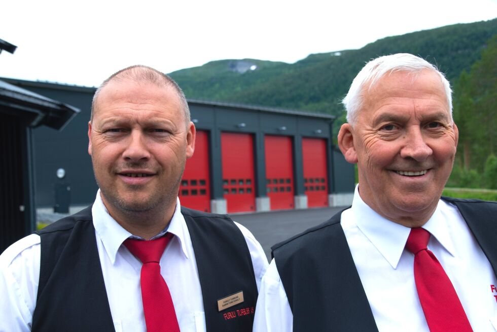 Daglig leder Bjørn-Tore Furuly (t.v) og Alf Furuly er veldig glad for at selskapet Furuly Turbuss AS nå kan feire 75-års jubileum.
 Foto: Bardu Media AS