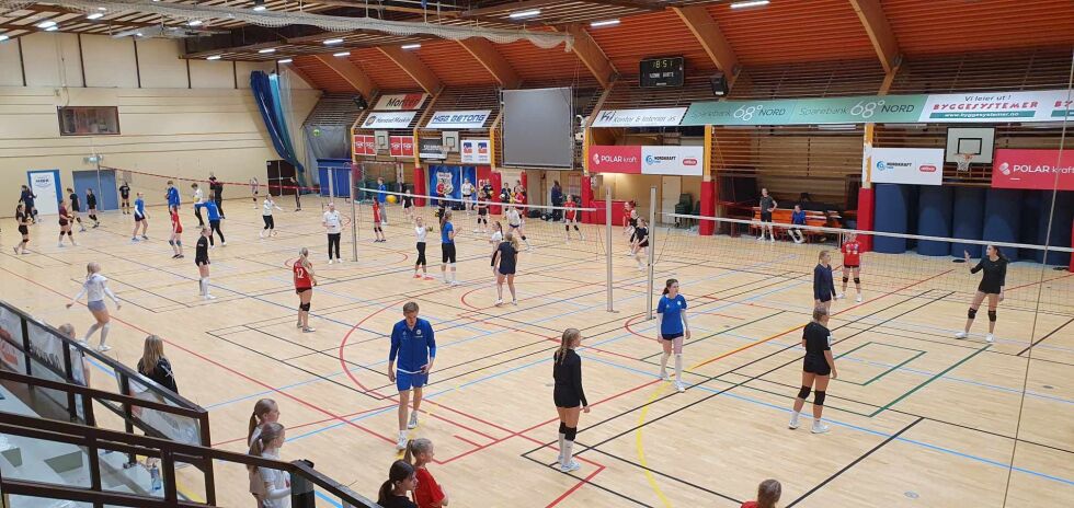 Brøstadbotn Idrettslag's volleyballag for jenter i alderen 13-14 år var i helga på kick-off samling i Harstad, i lag med mange andre volleyballspillere fra nord.
 Foto: Rakel Jensen