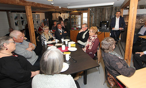 Rundt 20 mennesker var samlet i lokalene til Sør-Troms Museum på 1.mai for å markere arbeidernes frihetsdag. FOTO: JON HENRIK LARSEN