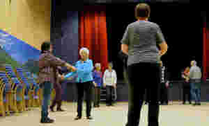 Se, nå danser de igjen!