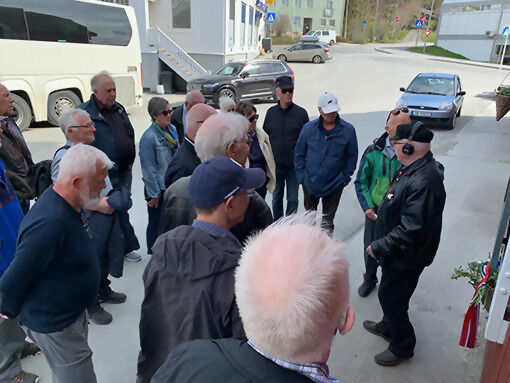 Oscarsborg videregående skoles pensjonistforening besøkte mandag formiddag Salangen for å oppleve kommunens historie og næringsliv. FOTO: JON HENRIK LARSEN