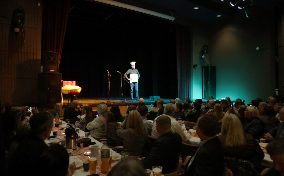 Over 200 kommunalt ansatte var samlet til felles middag i Salangen kulturhus sist fredag. Komiker Finn-Arve Sørbøe sørget for underholdningen.
 Foto: Jon Henrik Larsen