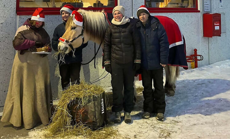 Salangen Hestesportklubb sto lørdag formiddag utenfor Extra Sjøvegan, med hest og engasjerte medlemmer.