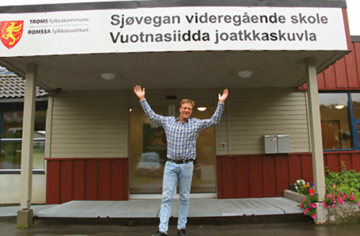 Rektor ved Sjøvegan videregående skole, Kjell Arne Giske er svært glad for at skolen nå kan skilte med å være en MOT-skole. FOTO: JON HENRIK LARSEN