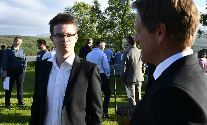 SAMTALE: Andreas Rydningen Skjervheim i samtale med rektor Kjell-Arne Giske. FOTO: TORBJØRN KOSMO
