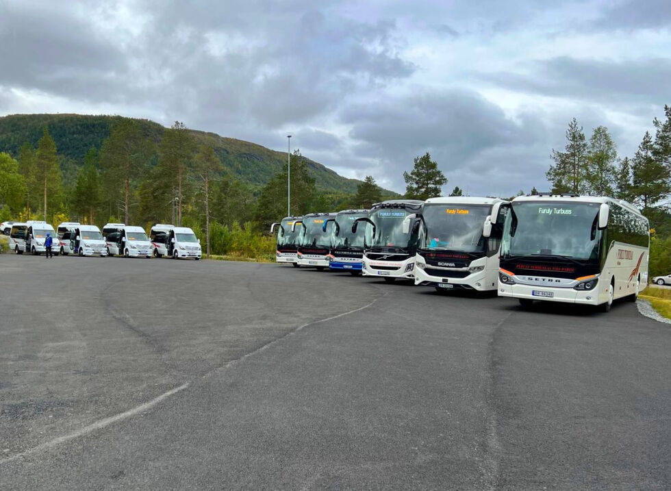 Selskapets mange busser var stilt opp på utstilling i anledning jubileumsdagen.
 Foto: Jon Henrik Larsen