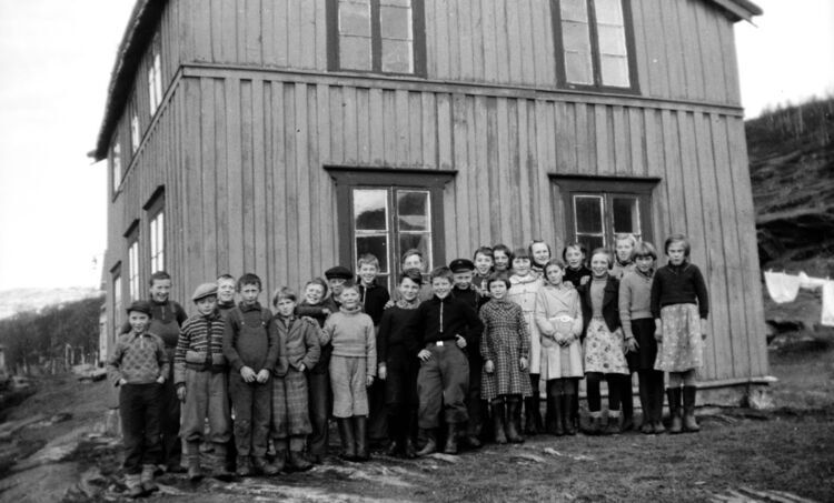 Dette bildet er tatt utenfor skolen i Innergården i Salangen, sannsynligvis rundt 1935. Nå søker Sør Troms Museum flere slike bilder i forbindelse med kommunens 150 års jubileum.