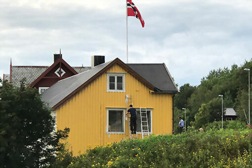 Den gamle Steinholtgården på Sjøvegan skal nå males. FOTO: JON HENRIK LARSEN.