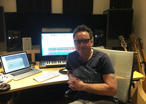 Produsent og lydteknikker Ronald Alertsen har nok å gjøre i Utsikten studio. FOTO: PRIVAT.