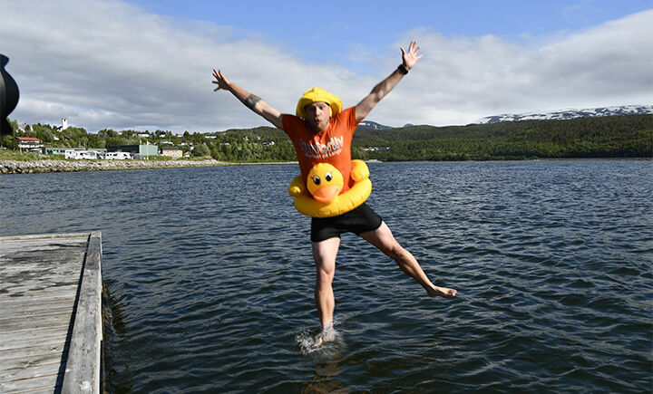 HOPPET: Her hopper Linas i havet til inntekt for Kreftforeningen. FOTO: TORBJØRN KOSMO