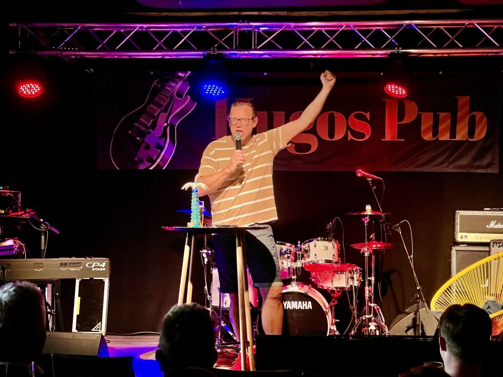 Latteren hang løst blant publikum på Hugo’s Pub torsdag kveld når stand-up komikeren Roy-Arne Johannessen showet fra scenen.
 Foto: Jon Henrik Larsen