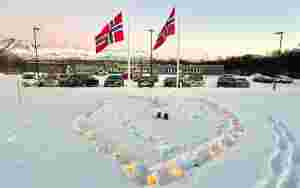 Tente lys for Stian utenfor kommunehuset