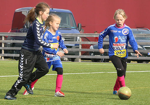 Her spiller Bardu mot Senja/Rossfjorden i en av kampene i årets Coop Idrettsheia Cup. FOTO: JON HENRIK LARSEN