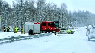 Bil meter fra å ende opp i Løksebotnelva